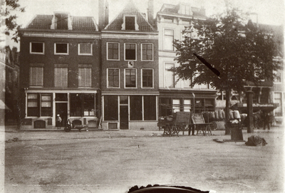 64756 Gezicht op de voorgevel van het huis De Zwarte Leeuw (Neude 38, midden) te Utrecht, kort voor ingrijpende ...
